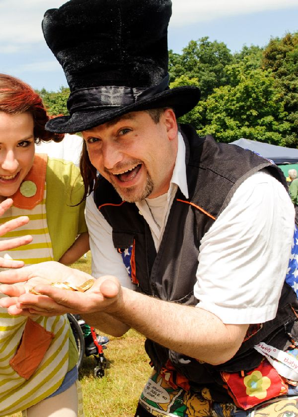 Tutti als Walk-Act auf Themen-Sommerfest copyright by sönke dwenger